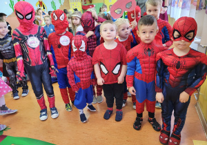 Chłopcy przebrani za Spider-Mana
