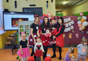 Nauczyciele wraz z dziećmi w stroju Myszka Miki