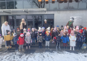 Grupowe zdjęcie przedszkolaków z wychowawcami, przed MDK Rawa Mazowiecka.