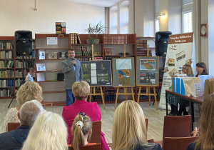 Uroczyste przemówienie podczas wręczenia nagród w Miejskiej Bibliotece w Tomaszowie Mazowieckim.