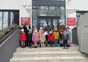 Zdjęcie grupowe dzieci przed wejściem do Urzędu Gminy Rzeczyca.