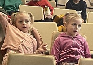 Dzieci oglądające przedstawienie