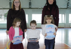 Zdjęcie dwóch dorosłych kobiet i trzech małych dziewczynek, które otrzymały nagrody za udział w konkursie