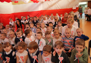 4.Uśmiechnięta grupa dzieci z oddziału przedszkolnego ogląda przedstawienie.