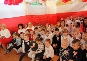 5.Zadowolona grupa dzieci z oddziału przedszkolnego ogląda przedstawienie wraz ze swoimi opiekunami.