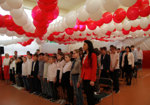 8.Cała społeczność szkolna w pozycji stojącej odśpiewuje pieśni patriotyczne.