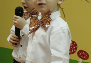 Chłopiec 4 lata w białej koszuli i złotej muszce