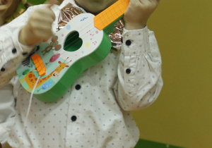 Chłopiec 4 lata z gitarą