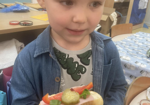 Chłopiec z samodzielnie zrobioną kanapką.