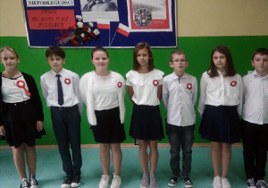 Uczniowie ubrani w stój galowy podczas apelu z okazji Narodowego Święta Niepodległości w Szkole Podstawowej w Luboczy.