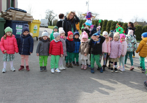 Dzieci przedszkolne z Marzanną.