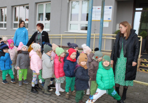 Dzieci przedszkolne żegnają zimę.