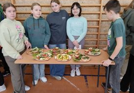 Uczniowie klasy 5a i wykonane przez nich kanapki podczas realizacji programu Trzymaj Formę.