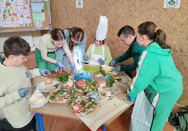 Uczniowie klasy 4 podczas wykonywania zielonych kanapek.
