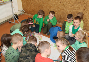 na zdjęciu widzimy grupę przedszkolaków, którzy rysują symbole dnia św. Patryka