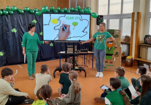 na zdjęciu widać dwie panie, które prowadzą prezentację o Irlandii przy użyciu tablicy interaktywnej.