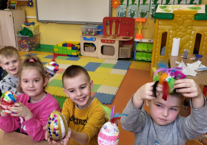 Dzieci z grupy Pszczółki trzymają w ręku jajko wielkanocne.