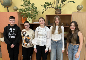 grupa pięciu uczniów, którzy brali udział w II etapie konkursu Kultury starożytne