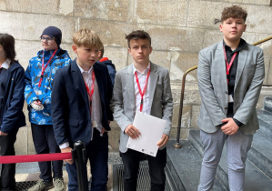 Uczniowie przed wejściem do katedry Wawelskiej na dalszą część konkursu – grę terenową