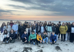 Zadowoleni uczniowie zwiedzają pobliską zatokę w Gdańsku.