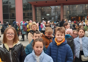 Uśmiechnięci uczniowie przed Teatrem Muzycznym w Łodzi.