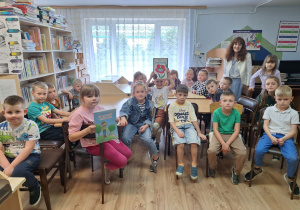 Grupa Pszczółki odwiedziła bibliotekę szkolną.