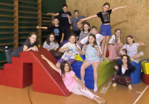 sala gimnastyczna i wspólne zdjęcie chłopców i dziewczyn na elementach do ćwiczeń