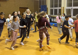 wspólny taniec Belgijka uczniów z wychowawcą