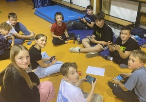 sala gimnastyczna i grupa uczniów podczas gier i rozgrywek