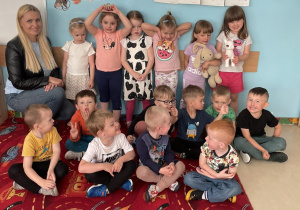 Zdjęcie grupowe dzieci z nauczycielką przedszkola.