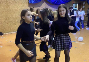 zdjęcie ukazuje dwie tańczące nastolatki