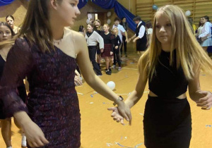 zdjęcie ukazuje dwie tańczące nastolatki