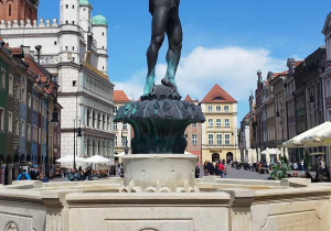 Na zdjęciu widnieje zabytkowa fontanna na starym rynku w Poznaniu.