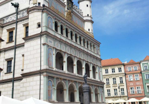 Na zdjęciu widnieje zabytkowy ratusz na starym mieście w Poznaniu.