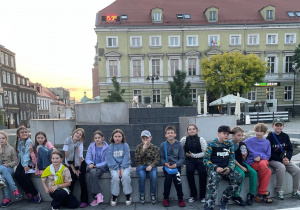 Stare Miasto w Gnieźnie i uczniowie pod fontanną