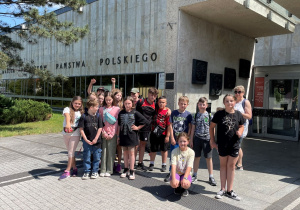 Pani Benia z uczniami przed wejściem do Muzeum Państwa Polskiego w Gnieźnie