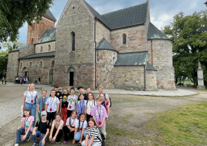 wspólna fotografia uczniów z opiekunami przed kolegiatą pw św. Piotra i Pawła w Kruszwicy