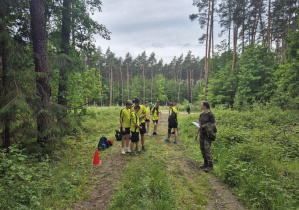 Zadowoleni uczniowie podczas gry terenowej w lesie spalskim.