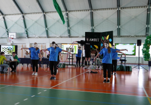 Zadowoleni uczniowie ze szkoły w Glinniku tańczą do wybranego przez siebie utworu muzycznego.