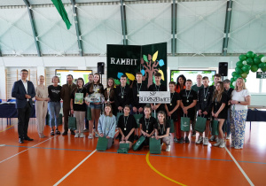 Zadowoleni uczniowie ze szkoły w Budziszewicach odbierają nagrodę.