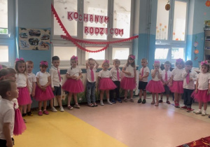 Dzieci z grupy Motylki recytują wiersz dla rodziców.