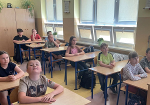 uczniowie z klasy IV słuchają i aktywnie uczestniczą w zajęciach odpowiadając na pytania
