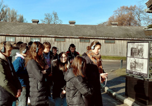 uczniowie przed wejściem do obozu koncentracyjnego Auschwitz – Birkenau