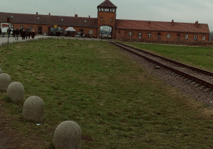 główna brama prowadząca do obozu Brzezinka i tory do przewożenia więźniów