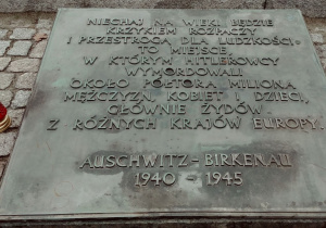 Birkenau tablica upamiętniająca ofiary zbrodni hitlerowców