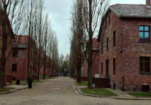 jedna z ulic i bloki obozowe wybudowane przez więźniów