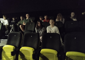 Grupa uczniów klasy 7 b w Sali kinowej