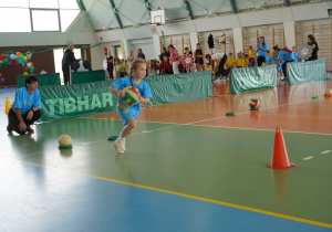Dziewczynka z piłką w roku podczas konkurencji sportowej