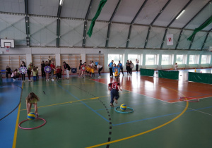 dzieci uczestniczą w konkurencjach sportowych