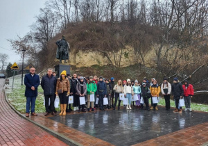Uczniowie przed Pomnikiem Józefa Piłsudskiego